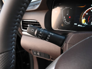 2023款1.6L 长轴商务型 7座 中控区