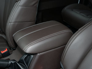 2023款2.0L 长轴商务型 7座 中央扶手箱