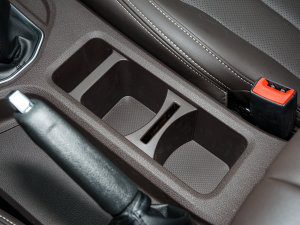 2023款2.0L 长轴商务型 7座 前排杯架