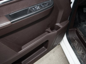 2023款2.0L 长轴商务型 7座 前门储物空间