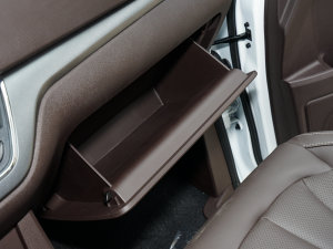 2023款2.0L 长轴商务型 7座 手套箱