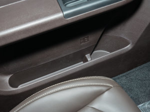 2023款2.0L 长轴商务型 7座 后门储物空间