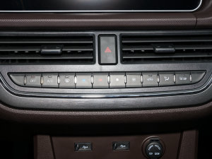 2023款2.0L 长轴商务型 7座 空调调节