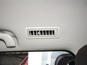 2023款2.0L 长轴商务型 7座 中控区