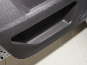 2023款1.6L 长轴创富型 7座 前门储物空间