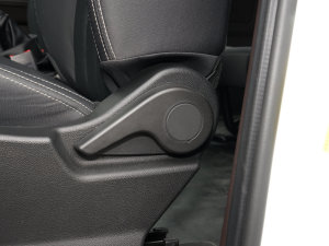 2023款2.0L CNG长轴营运版 9座 主驾驶座椅调节