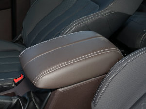 2023款1.6L 长轴创享型 7座 中央扶手箱
