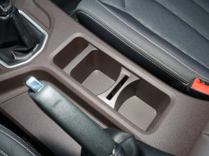 2023款1.6L 长轴创享型 7座 前排杯架