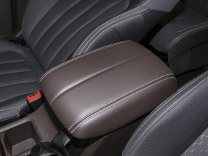 2023款1.6L 标轴创享型 7座 中央扶手箱