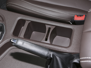 2023款1.6L 标轴商务型 7座 前排杯架