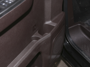 2023款1.6L 标轴商务型 7座 前门储物空间