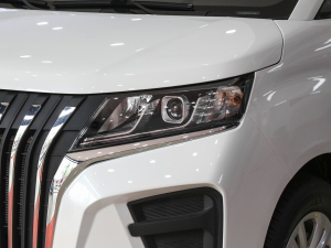 2023款1.6L 长轴创享型 9座 大灯