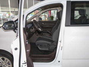 2023款1.6L 长轴创享型 9座 前排空间