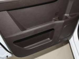 2023款1.6L 长轴创享型 9座 前门储物空间