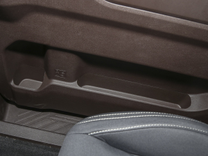 2023款1.6L 长轴创享型 9座 后门储物空间