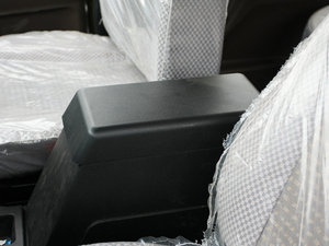 2010款2.0L 角斗士 中央扶手箱