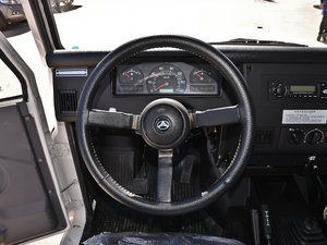 2010款2.0L 五门加长版 方向盘