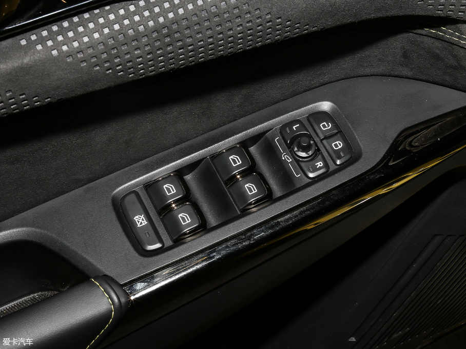 2019I03 03+ 2.0TD Ԅb