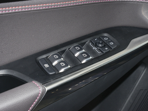 2021款1.5T DCT两驱耀Plus 主驾车窗控制区	