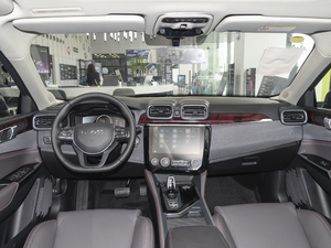 2021款1.5T DCT两驱耀Plus 内饰全景