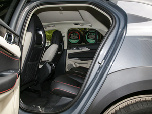 2021款1.5T DCT两驱耀Pro 后排空间