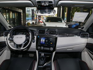 2021款1.5T DCT两驱耀Pro 内饰全景
