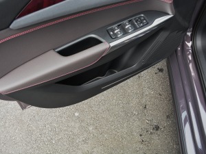 2021款1.5T PHEV Pro 前门储物空间