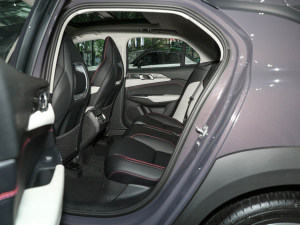 2022款2.0T DCT耀Plus 后排空间