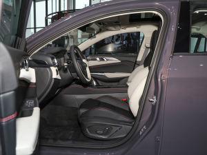 2022款1.5T DCT耀Plus 前排空间