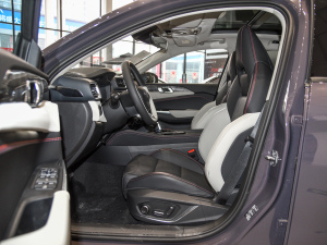 2022款1.5T DCT耀Pro 前排空间