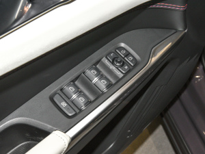 2022款1.5T DCT耀Pro 主驾车窗控制区	