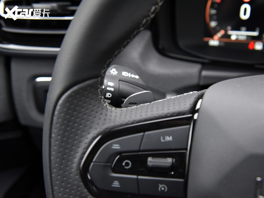 2022I02 Hatchback 20TD Pro