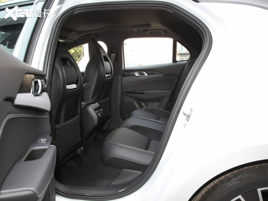 2022I02 Hatchback 20TD Plus