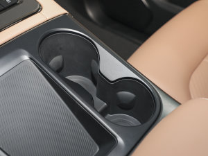 2022款75kWh 运动版 前排杯架