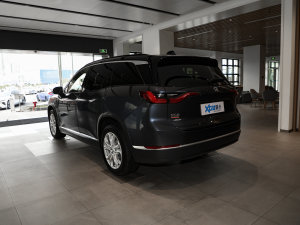 2022款75kWh 六座版 左后45度