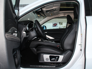 2018款2.0T 两驱超豪型 国V 前排空间
