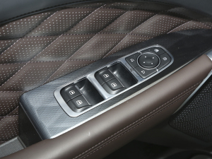 2021款2.0T 四驱特浓版 主驾车窗控制区	