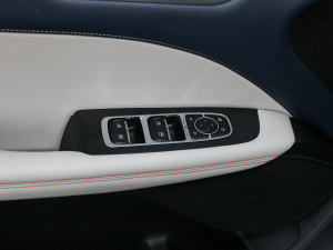 2021款1.5L DHT特调版 主驾车窗控制区	
