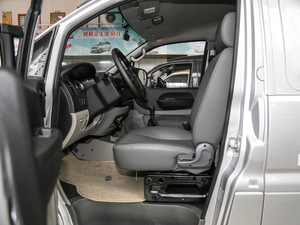 2019款V3 1.6L 物流版 2座 前排空间