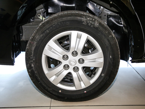 2019款M5 1.6L 手动豪华型 7座 国VI 细节外观