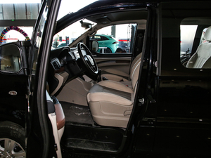 2019款M5L 1.6L 手动标准型 7座 国VI 前排空间