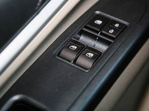 2019款M5L 1.6L 手动标准型 7座 国VI 主驾车窗控制区	