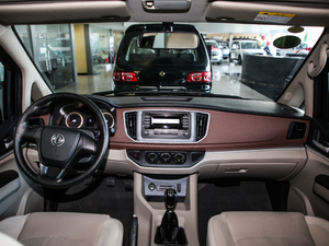 2019款M5L 1.6L 手动标准型 7座 国VI 内饰全景
