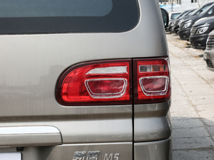2020款M5 1.6L 手动长轴豪华型 7座 尾灯