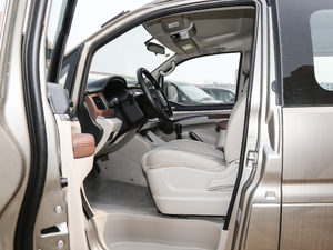 2020款M5 1.6L 手动长轴豪华型 7座 前排空间