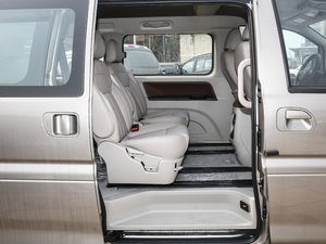 2020款M5 1.6L 手动长轴豪华型 7座 后排空间