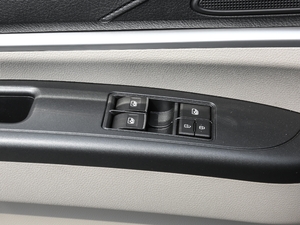 2020款M5 1.6L 手动长轴豪华型 7座 主驾车窗控制区	