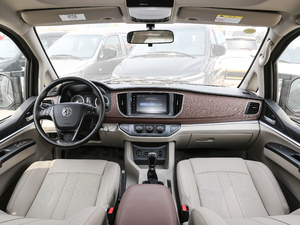 2020款M5 1.6L 手动长轴豪华型 7座 内饰全景