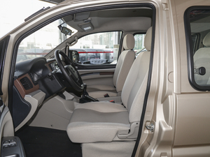 2020款M5L 1.6L 手动实用型 前排空间