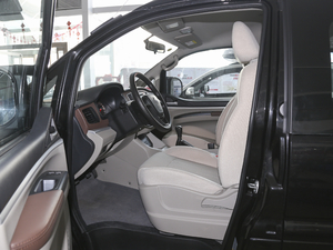 2020款M5L 1.6L 7座基本型 前排空间